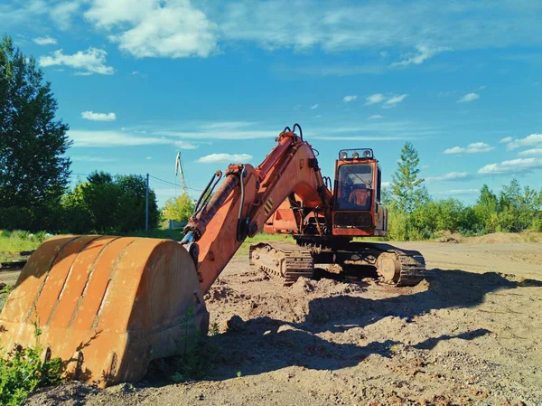 Alter Bagger Mit Abblätternder Farbe Auf Einer Sandigen Plattform Vor — Stockfoto