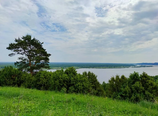 Blauer Bewölkter Himmel Über Dem Fluss Und Bäume Auf Dem — Stockfoto