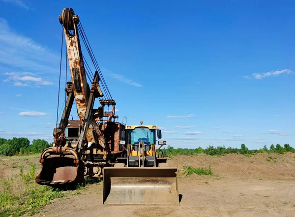 Radlader Und Bagger Auf Einem Gelände Der Nähe Eines Sandbruchs — Stockfoto