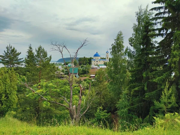 Widok Świątynię Wiosce Leśnego Zbocza Wzgórza Przez Gałęzie Drzew Błękitne — Zdjęcie stockowe