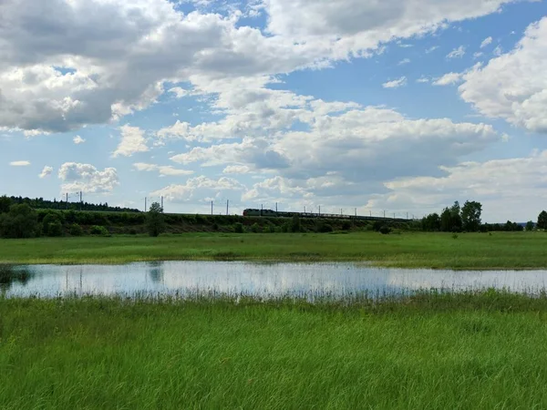 Lago Entre Campo Con Hierba Verde Cerca Del Ferrocarril Que —  Fotos de Stock