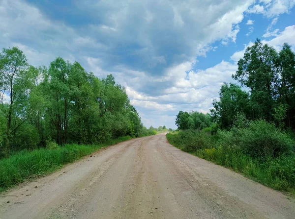 Estrada Com Asfalto Irregular Velho Entre Árvores Contra Céu Azul — Fotografia de Stock