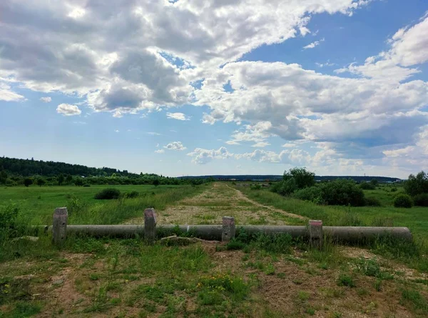 Betonbarriere Auf Einer Alten Landstraße Auf Der Gras Vor Blauem — Stockfoto