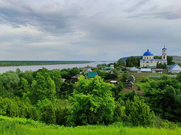 Een Klein Dorp Met Een Tempel Bij Rivier Tussen Groene — Stockfoto