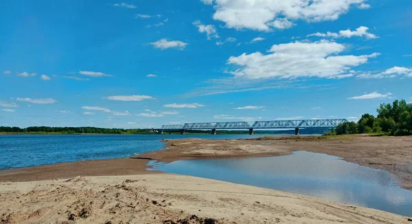 Piękna Panorama Piaszczystym Brzegu Rzeki Pobliżu Mostu Tle Błękitnego Nieba — Zdjęcie stockowe
