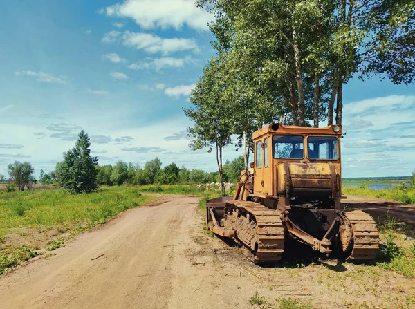 Gelbe Traktor Planierraupe Steht Einem Sonnigen Tag Rand Einer Landstraße — Stockfoto