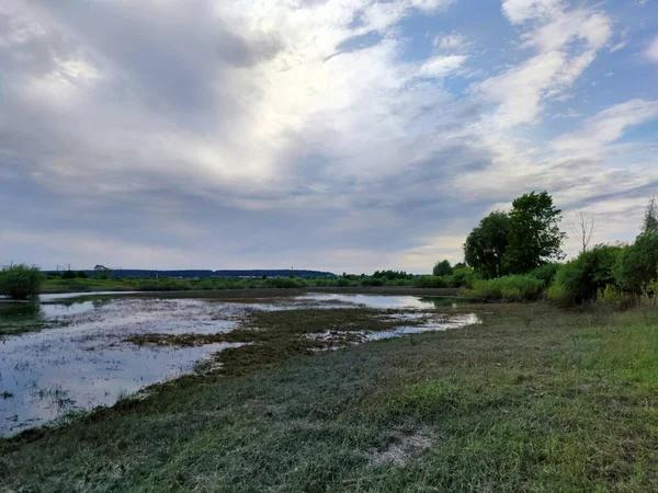 Hermoso Cielo Nublado Antes Lluvia Sobre Pantano —  Fotos de Stock