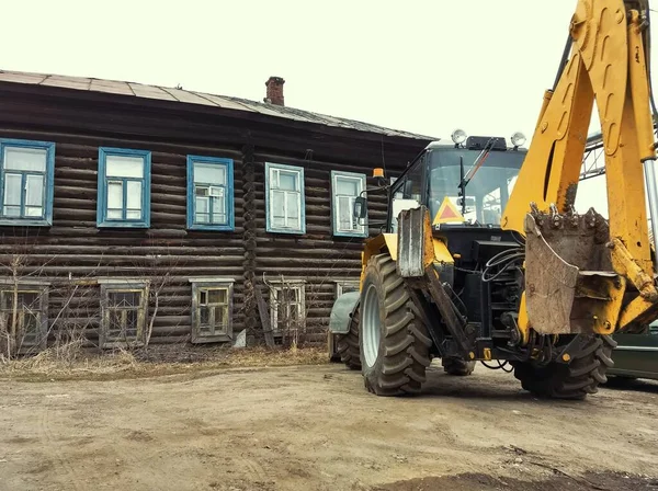 Gele Graafmachine Bij Een Oud Houten Huis Een Landelijk Landschap — Stockfoto