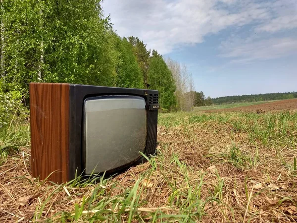 Stary Telewizor Leży Polu Pobliżu Lasu Przed Błękitnym Niebem — Zdjęcie stockowe