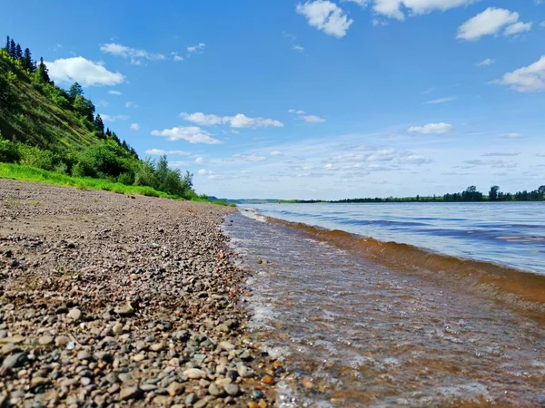 Petites Vagues Près Rive Rocheuse Rivière Contre Ciel Bleu Avec — Photo