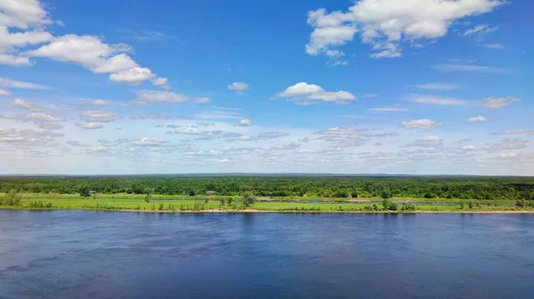 Lange Grüne Insel Flussufer Vor Blauem Himmel Mit Wolken Einem — Stockfoto