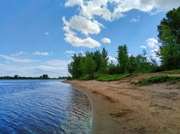 Gewundenen Sandigen Flussufer Mit Grünen Bäumen Gegen Einen Blauen Himmel — Stockfoto