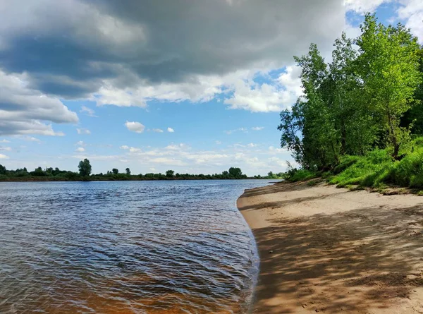 Dystra Moln Den Blå Himlen Över Sandstranden Floden Med Gröna — Stockfoto