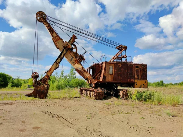 Old Career Excavator Peeling Paint Stands Sandy Platform Background Green — Stock Photo, Image