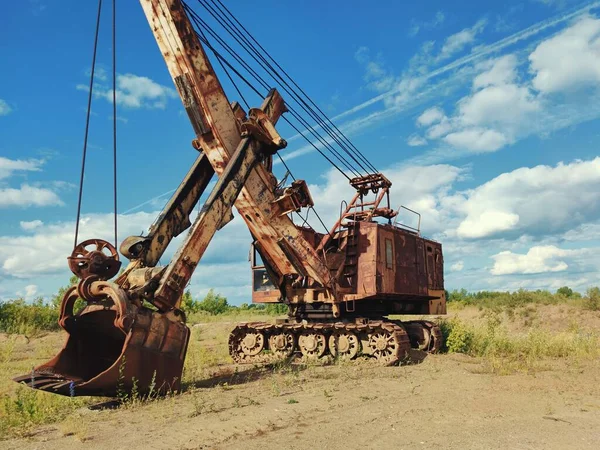 Vieja Excavadora Oxidada Sobre Fondo Hermoso Cielo Azul Con Nubes — Foto de Stock