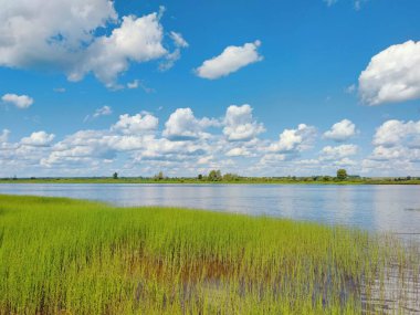 Nehrin üzerinde bulutları olan güzel mavi gökyüzü.