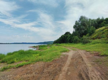 Nehrin yamacındaki yeşil çimenler ve ağaçlar