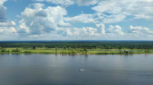 Cielo Azul Con Nubes Sobre Río Orilla Verde —  Fotos de Stock