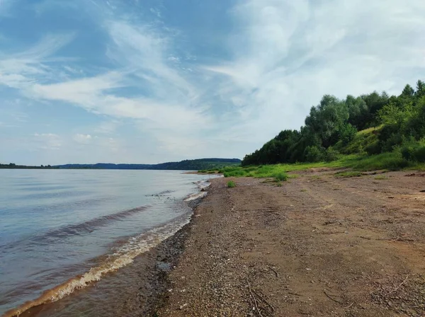 Rive Une Rivière Près Une Pente Verte Contre Ciel Bleu — Photo