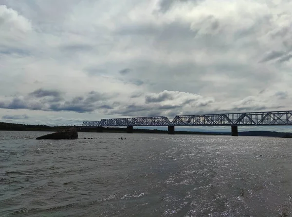 Stürmisch Bewölkter Himmel Über Der Eisenbahnbrücke Über Den Fluss — Stockfoto