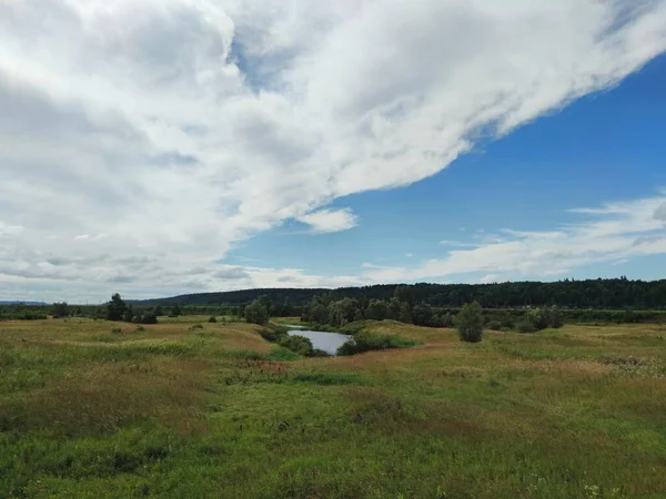 Incrível Céu Nublado Azul Sobre Campo Verde — Fotografia de Stock