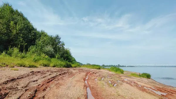 Paisaje Panorámico Con Una Pendiente Verde Cerca Orilla Del Río —  Fotos de Stock