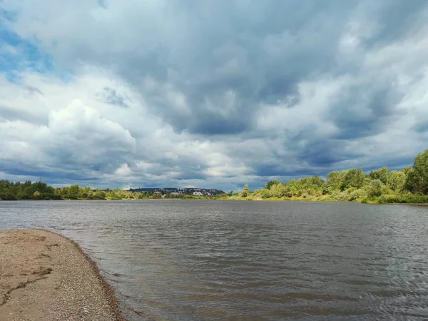 Nehirde Yağmur Yağmadan Önce Bulutlu Gökyüzü — Stok fotoğraf