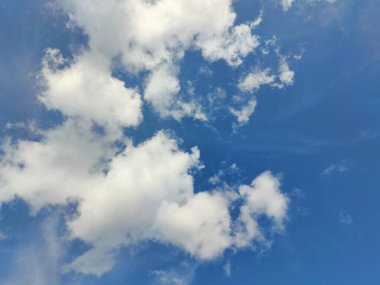 Mavi gökyüzü ve beyaz güzel bulutlar