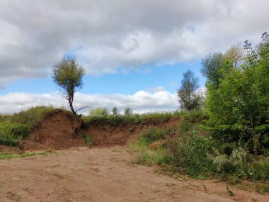 Arkaplandaki yeşil otlar ve ağaçlar bulutlu güzel mavi gökyüzü