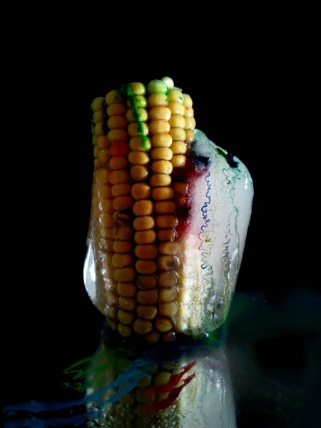 Abstraktes Foto Von Mais Einem Stück Eis Und Farbspuren — Stockfoto