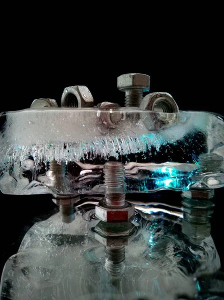 Абстрактная Творческая Фотография Гайками Болтами Замороженными Льду — стоковое фото