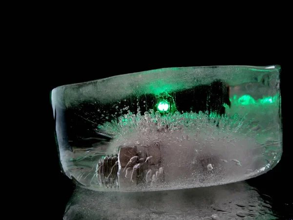 Абстрактная Фотография Куска Льда Зеленой Подсветкой Темноте — стоковое фото