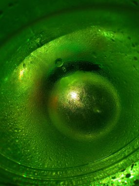 Yeşil ışıkla aydınlatılan bir dokunun soyut fotoğrafı ve uzay parçacığına benziyor.