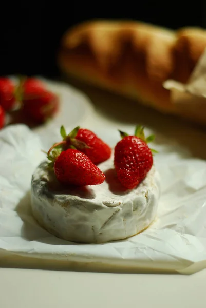 Fraises Fraîches Sur Fromage Camembert — Photo