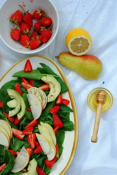 Ensalada Verde Con Fresas Pera — Foto de Stock