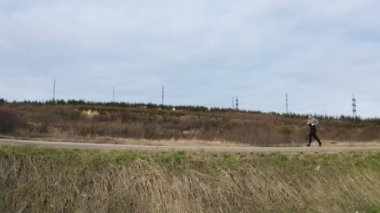 Adam koşuyor. Eşofman giyiyor..