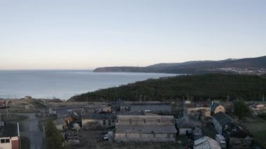 Okhotsk Denizi kıyısında gecekonduları, eski evleri, çöpleri görebilirsiniz..