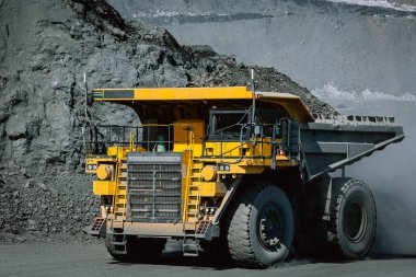 Kariyer kamyonu taş ocağına gidiyor..