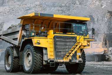 Kariyer kamyonu taş ocağına gidiyor..