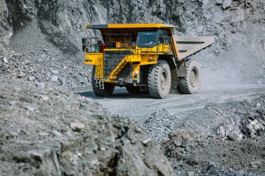 Kariyer kamyonu taş ocağına gidiyor..