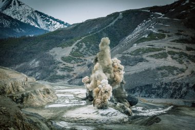 Altın madenciliğinde patlama operasyonları.