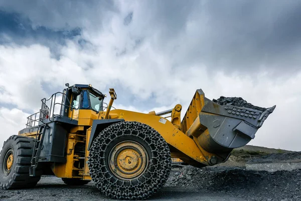 Pala Gommata Con Minerale Nel Secchio Presso Sito Estrazione Dell — Foto Stock