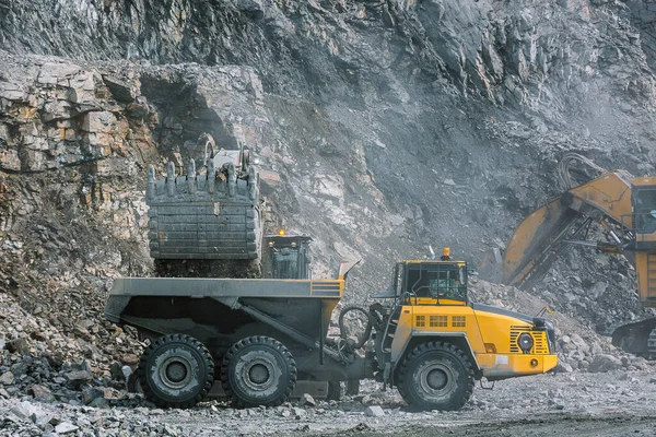 Excavator Loads Ore Mining Dump Truck — Stock Photo, Image