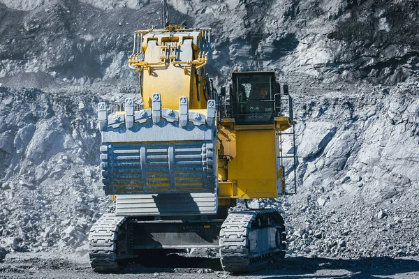 Graafmachine Staat Een Goudgroeve Rechtenvrije Stockafbeeldingen