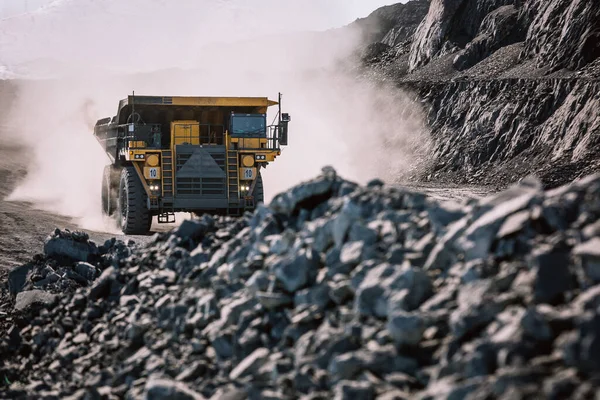 Carrière Dumper Gaat Naar Steengroeve Rechtenvrije Stockafbeeldingen