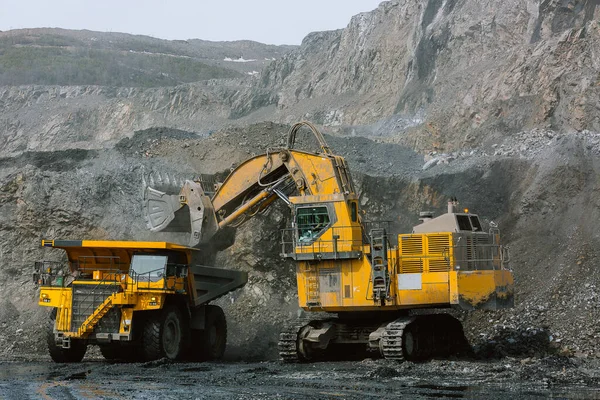 Graafmachine Laadt Erts Een Mijnbouw Dump Truck Rechtenvrije Stockfoto's