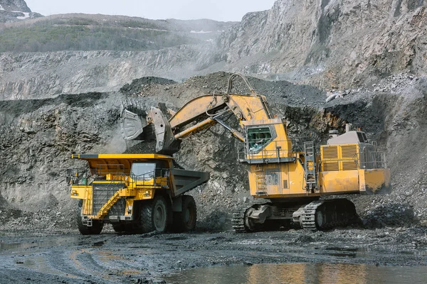 Graafmachine Laadt Erts Een Mijnbouw Dump Truck Stockfoto