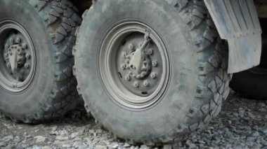 Kamçatka, Rusya - 15 Ağustos 2019. Çöp kamyonu yükleme yerine yaklaşıyor. Bir damperli kamyonun tekerlerine yakın çekim.