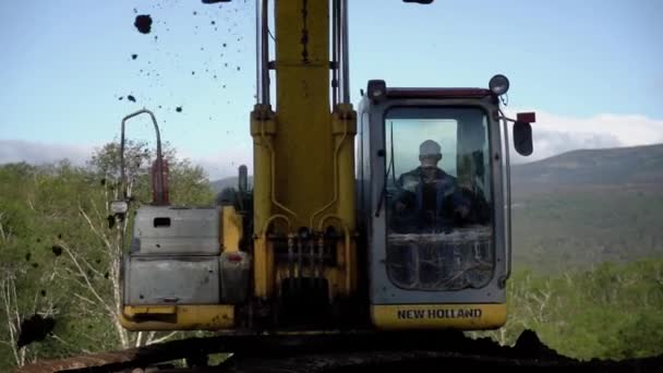 堪察加半岛 2019年8月15日 挖掘机把土地装上垃圾车 — 图库视频影像