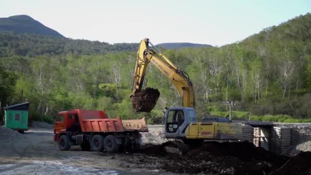 堪察加半岛 2019年8月15日 挖掘机把土地装上垃圾车 — 图库视频影像